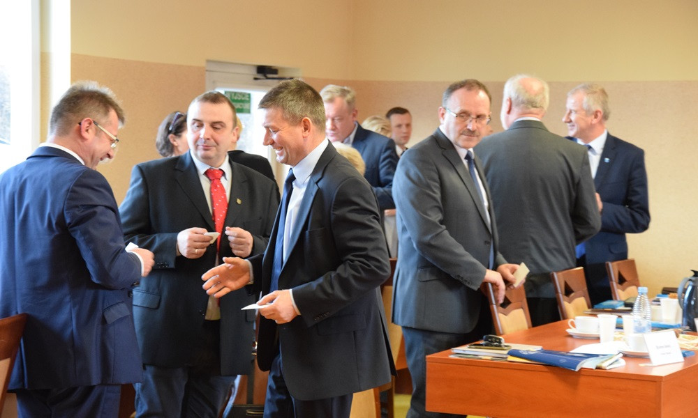 Powiat. Świąteczna atmosfera na sesji. Radni podzielili się opłatkiem i zebrali pieniądze na hospicjum