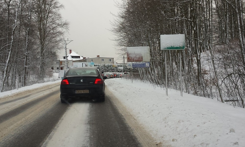 Bardzo trudne warunki na drogach. Kierowcy sobie pomagają