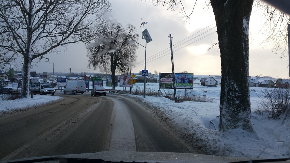Bardzo trudne warunki na drogach. Kierowcy sobie pomagają
