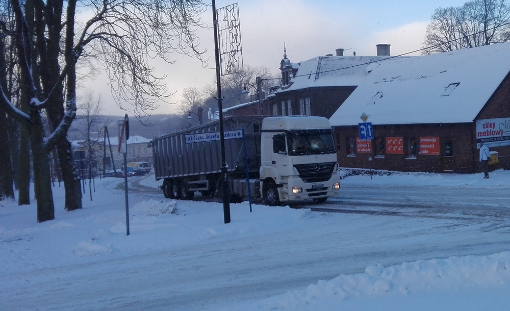 Bardzo trudne warunki na drogach. Kierowcy sobie pomagają