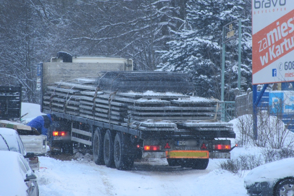 Bardzo trudne warunki na drogach. Kierowcy sobie pomagają