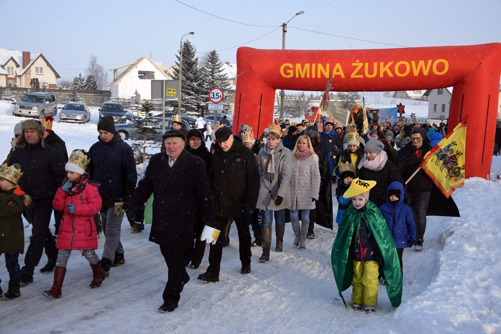 Żukowo. Kolorowy Orszak Trzech Króli przeszedł ulicami miasta