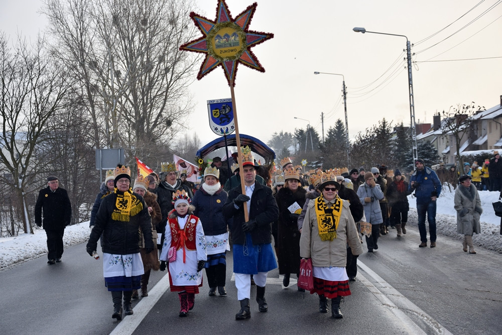 Żukowo. Kolorowy Orszak Trzech Króli przeszedł ulicami miasta