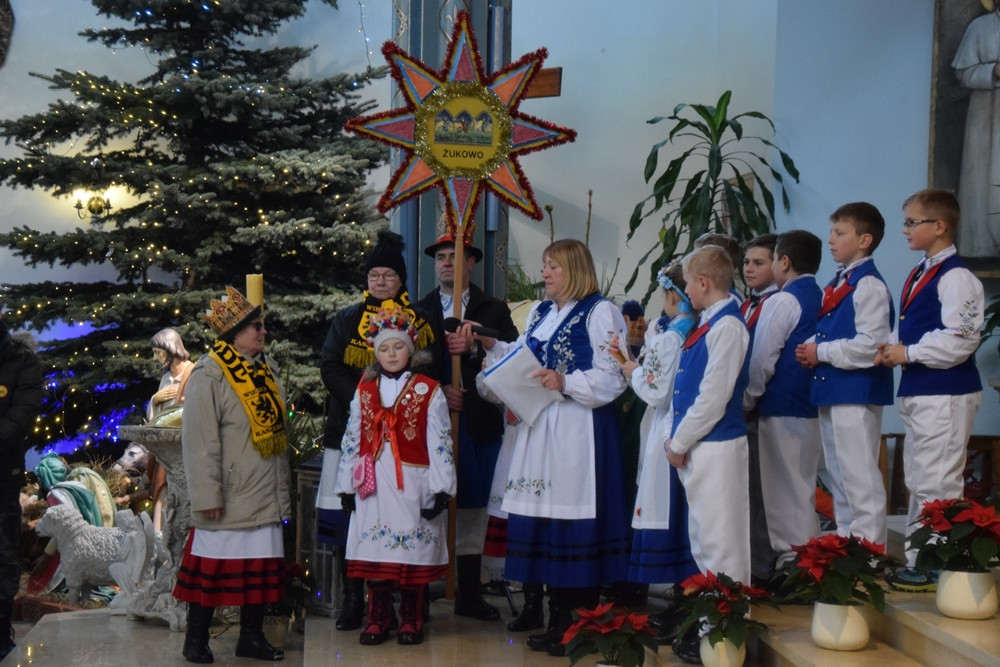 Żukowo. Kolorowy Orszak Trzech Króli przeszedł ulicami miasta