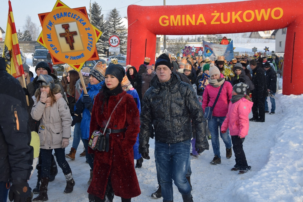 Żukowo. Kolorowy Orszak Trzech Króli przeszedł ulicami miasta