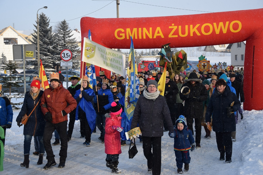 Żukowo. Kolorowy Orszak Trzech Króli przeszedł ulicami miasta