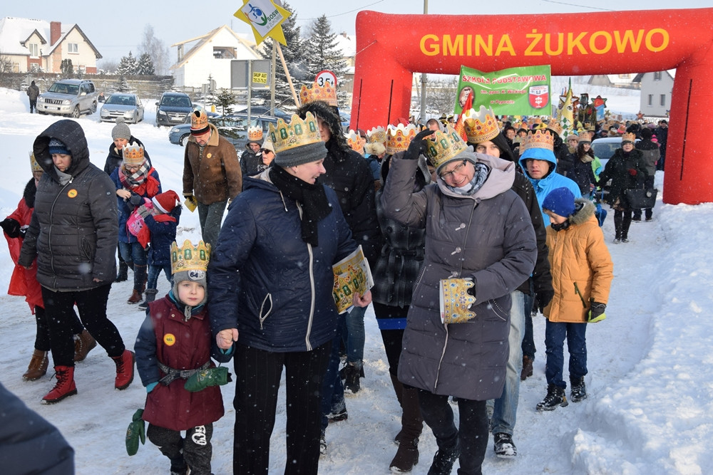 Żukowo. Kolorowy Orszak Trzech Króli przeszedł ulicami miasta