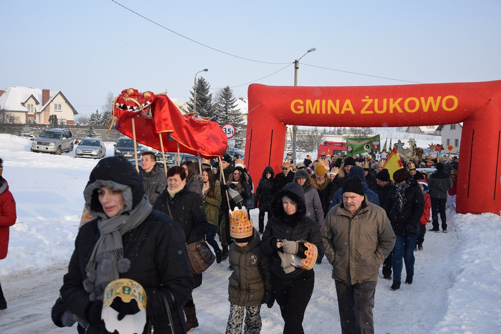 Żukowo. Kolorowy Orszak Trzech Króli przeszedł ulicami miasta