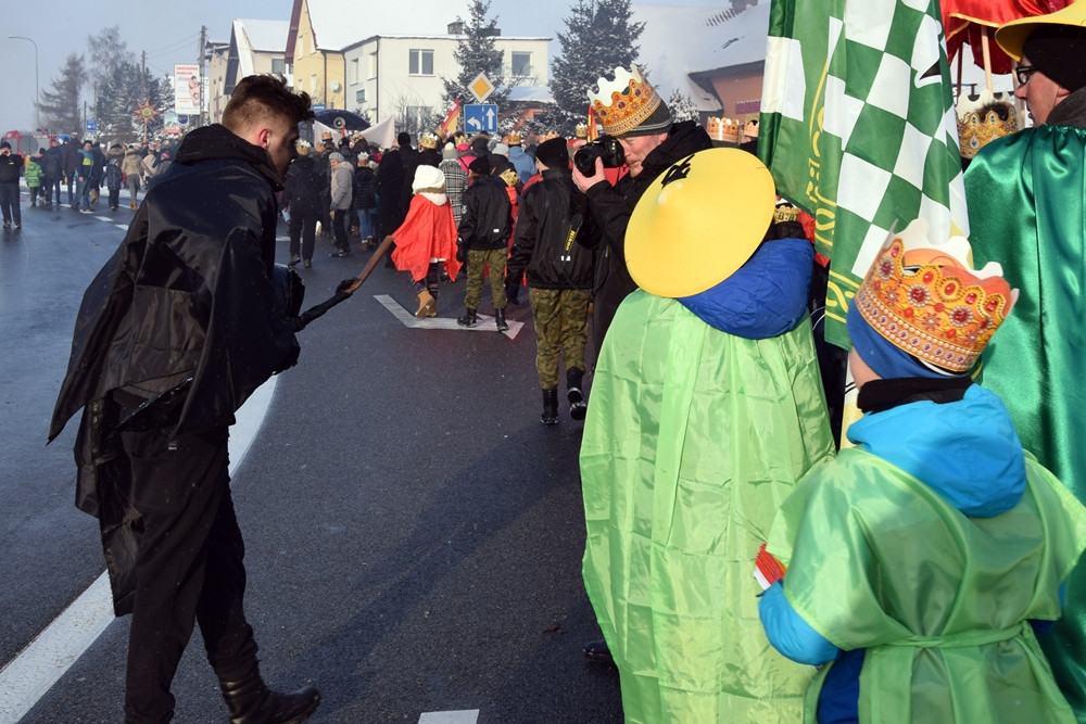 Żukowo. Kolorowy Orszak Trzech Króli przeszedł ulicami miasta