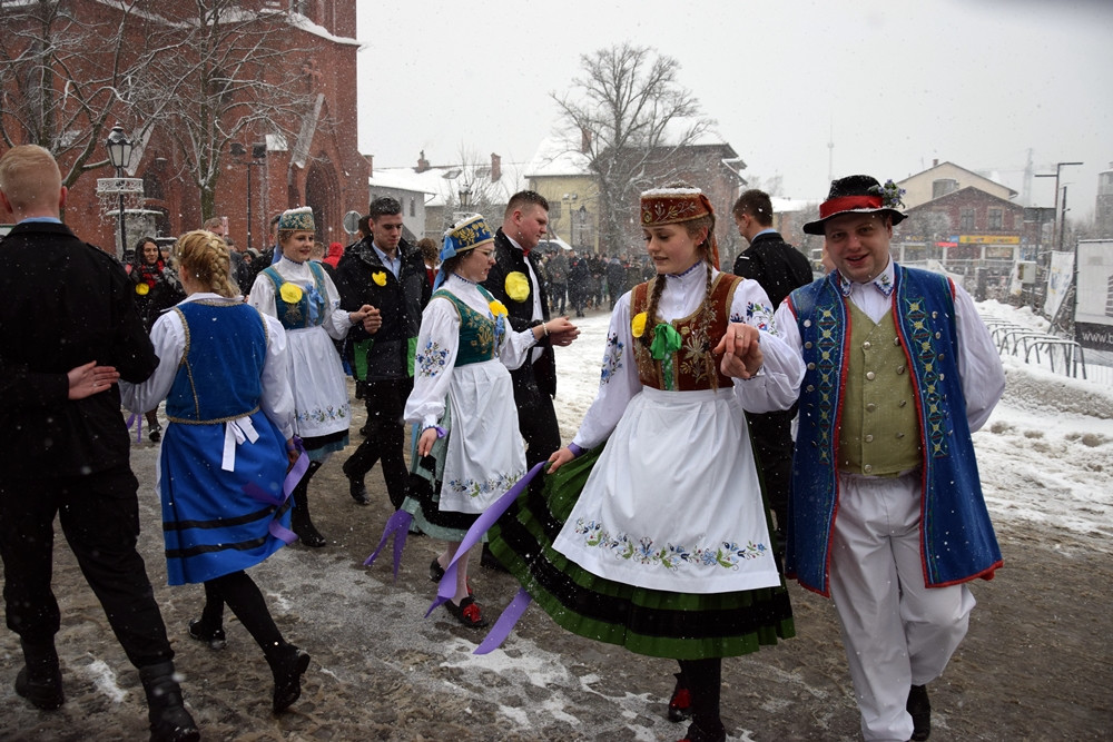 Tradycyjny polonez maturzystów z powiatu kartuskiego w śnieżnej zawiei