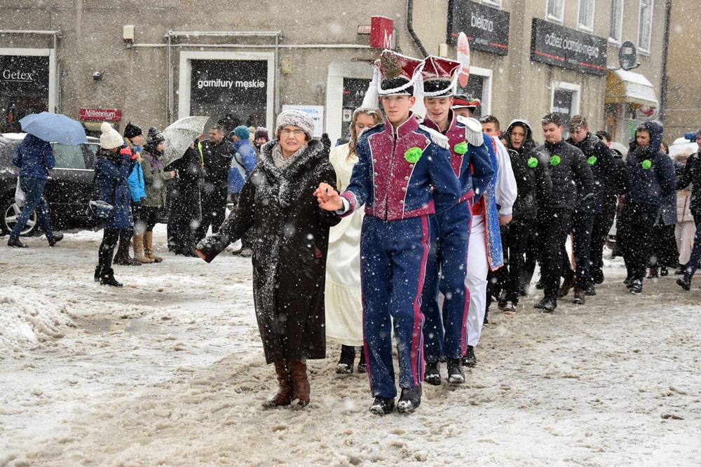Tradycyjny polonez maturzystów z powiatu kartuskiego w śnieżnej zawiei