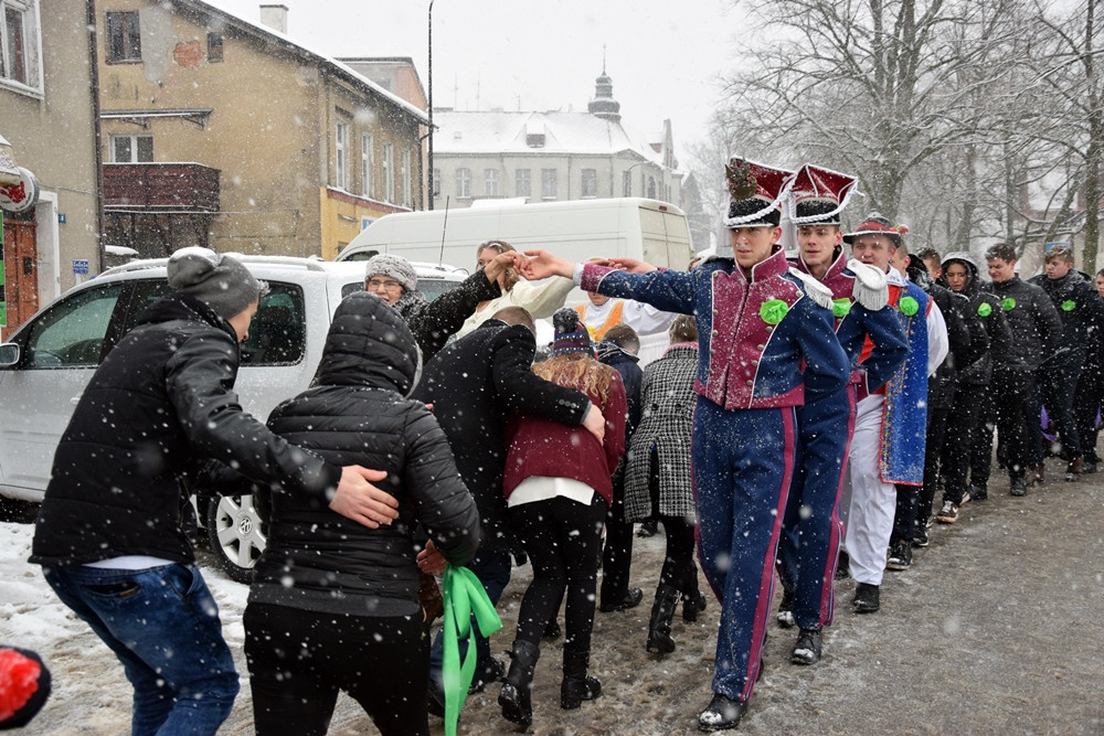 Tradycyjny polonez maturzystów z powiatu kartuskiego w śnieżnej zawiei