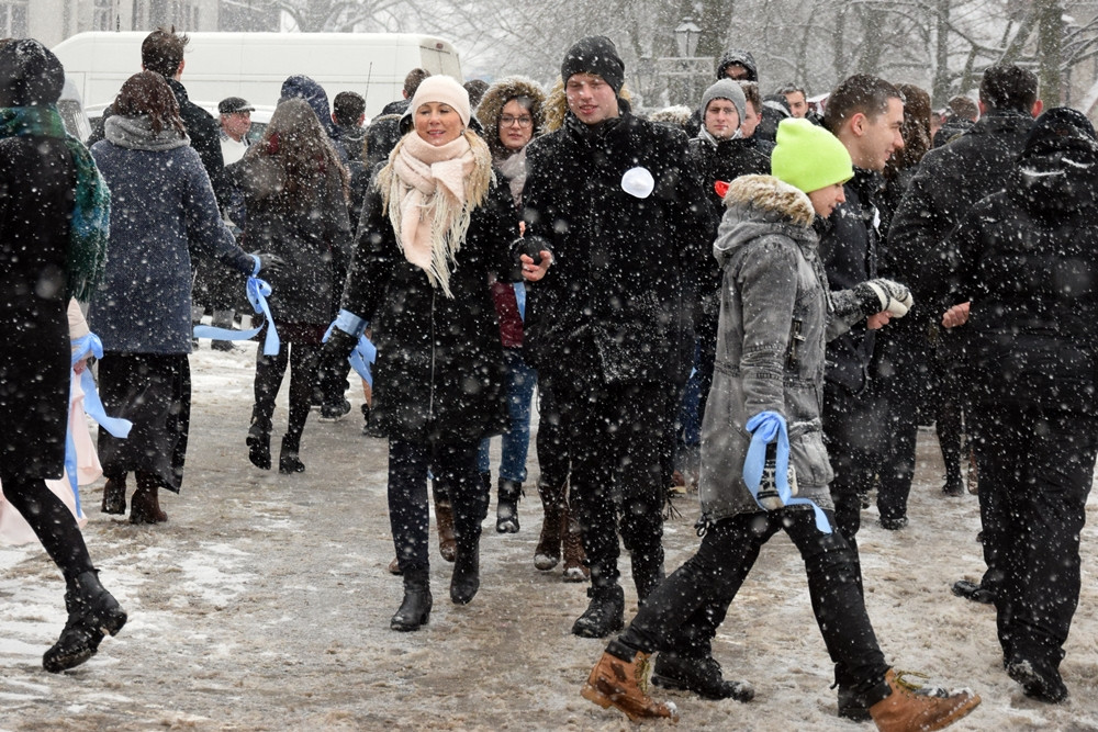 Tradycyjny polonez maturzystów z powiatu kartuskiego w śnieżnej zawiei