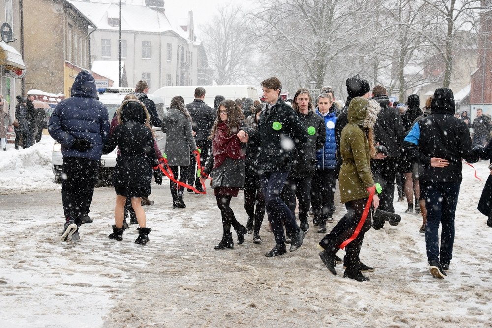 Tradycyjny polonez maturzystów z powiatu kartuskiego w śnieżnej zawiei