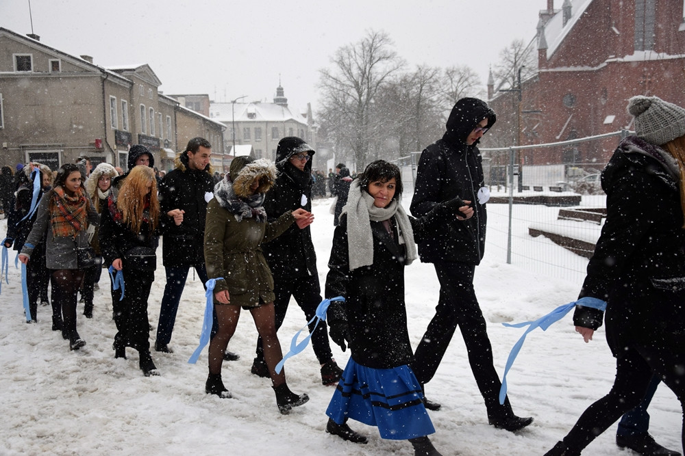 Tradycyjny polonez maturzystów z powiatu kartuskiego w śnieżnej zawiei