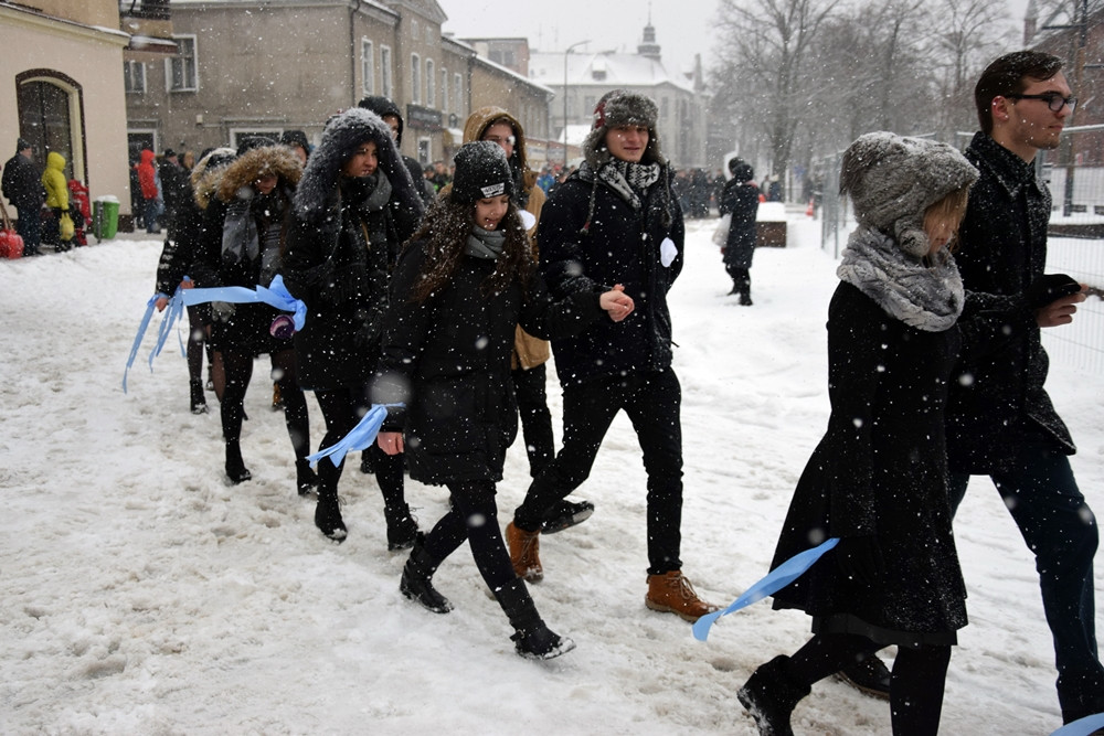 Tradycyjny polonez maturzystów z powiatu kartuskiego w śnieżnej zawiei