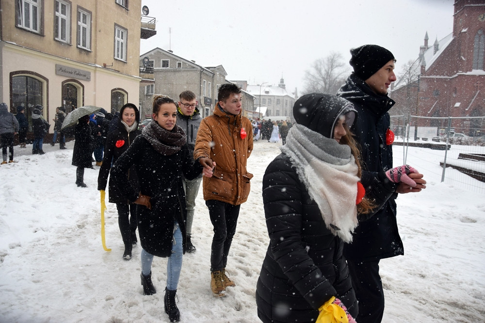 Tradycyjny polonez maturzystów z powiatu kartuskiego w śnieżnej zawiei