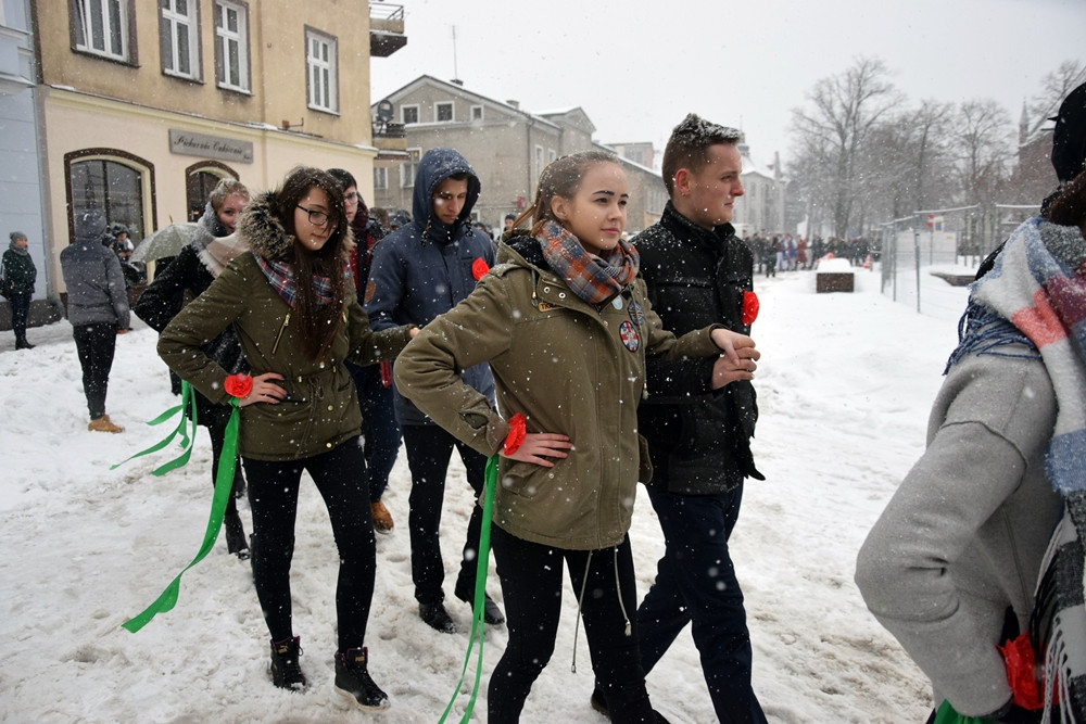 Tradycyjny polonez maturzystów z powiatu kartuskiego w śnieżnej zawiei