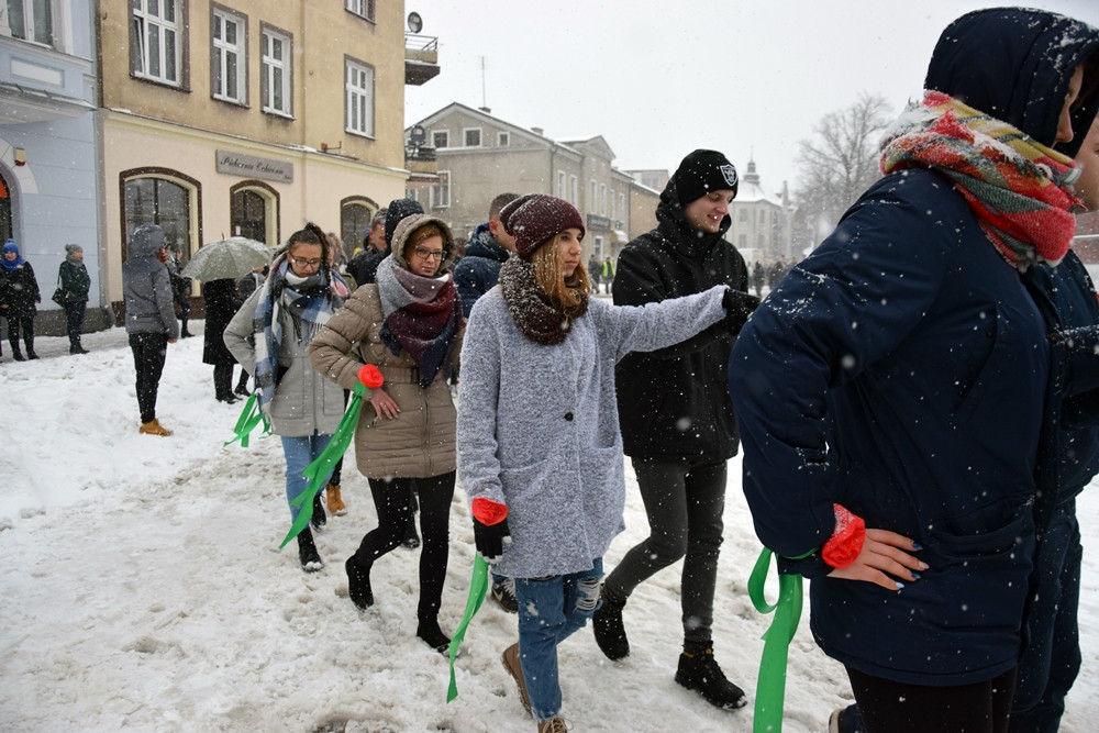 Tradycyjny polonez maturzystów z powiatu kartuskiego w śnieżnej zawiei