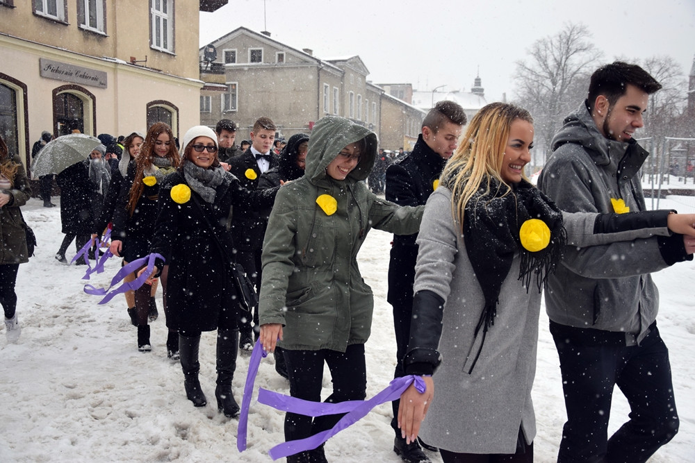 Tradycyjny polonez maturzystów z powiatu kartuskiego w śnieżnej zawiei