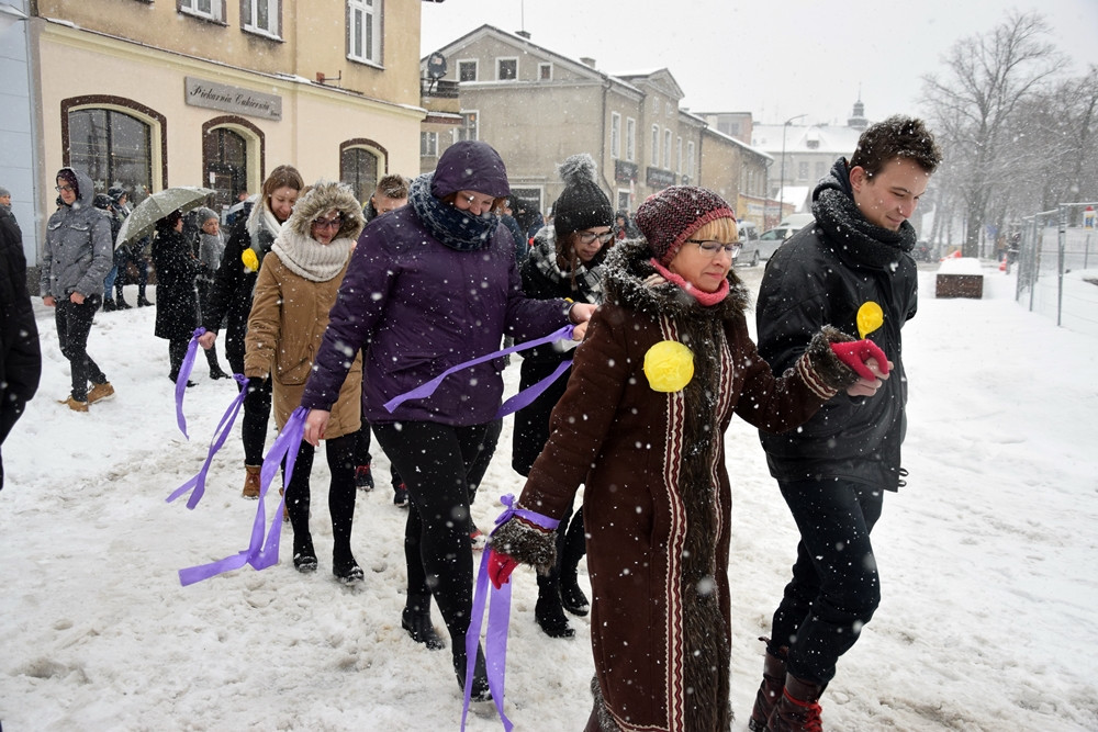 Tradycyjny polonez maturzystów z powiatu kartuskiego w śnieżnej zawiei
