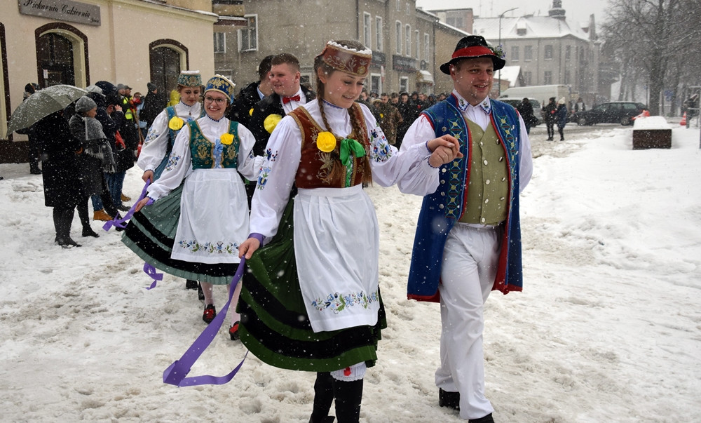 Tradycyjny polonez maturzystów z powiatu kartuskiego w śnieżnej zawiei