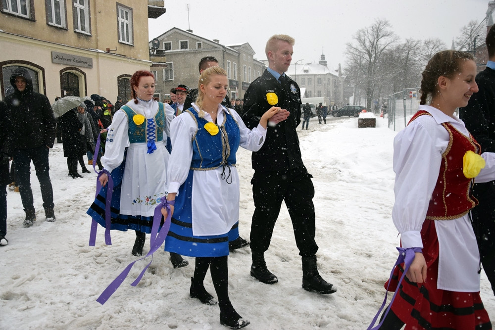Tradycyjny polonez maturzystów z powiatu kartuskiego w śnieżnej zawiei