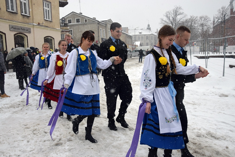 Tradycyjny polonez maturzystów z powiatu kartuskiego w śnieżnej zawiei