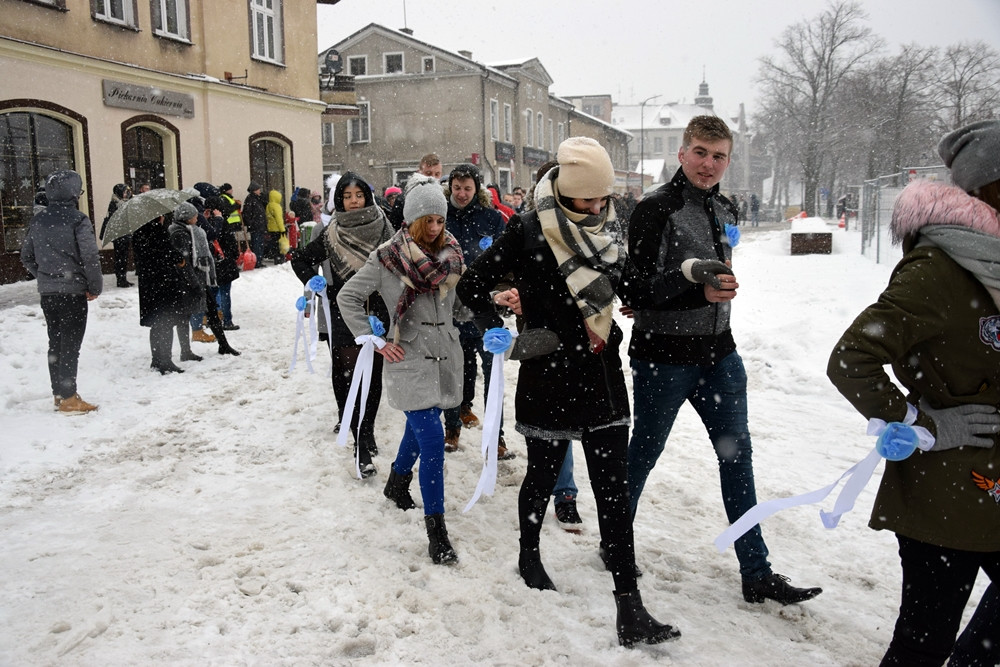 Tradycyjny polonez maturzystów z powiatu kartuskiego w śnieżnej zawiei