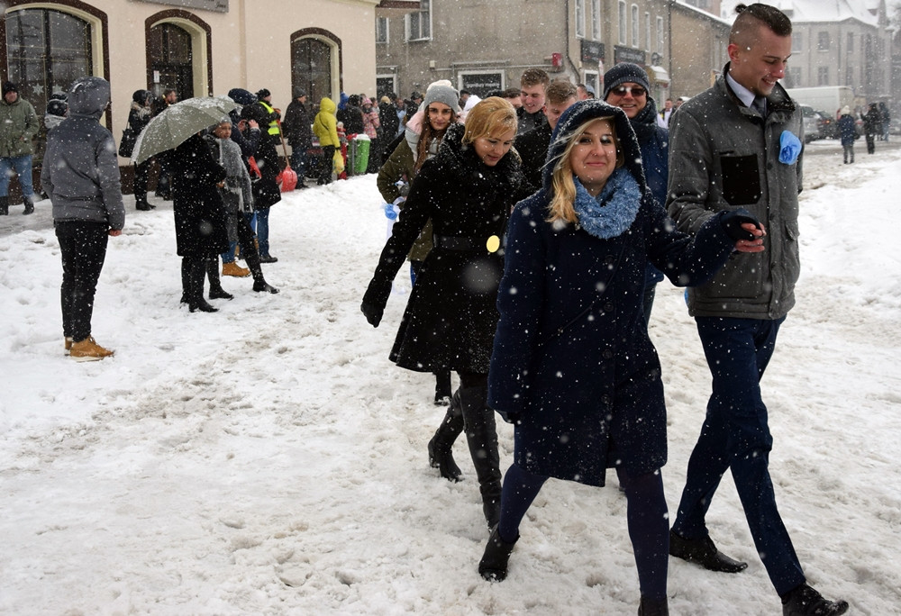 Tradycyjny polonez maturzystów z powiatu kartuskiego w śnieżnej zawiei