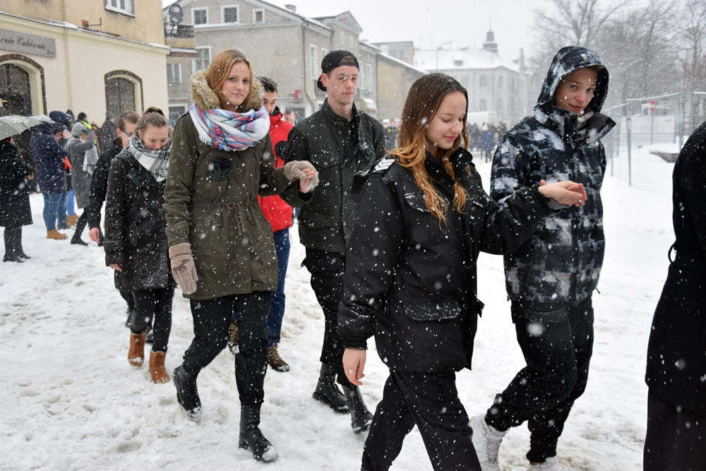 Tradycyjny polonez maturzystów z powiatu kartuskiego w śnieżnej zawiei