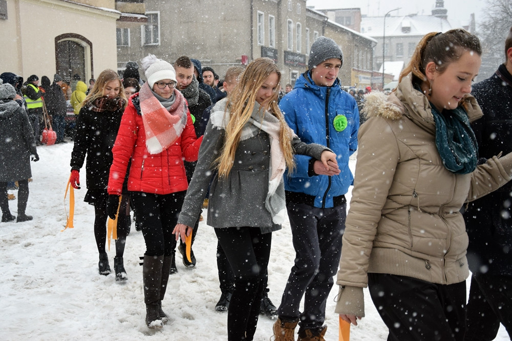 Tradycyjny polonez maturzystów z powiatu kartuskiego w śnieżnej zawiei