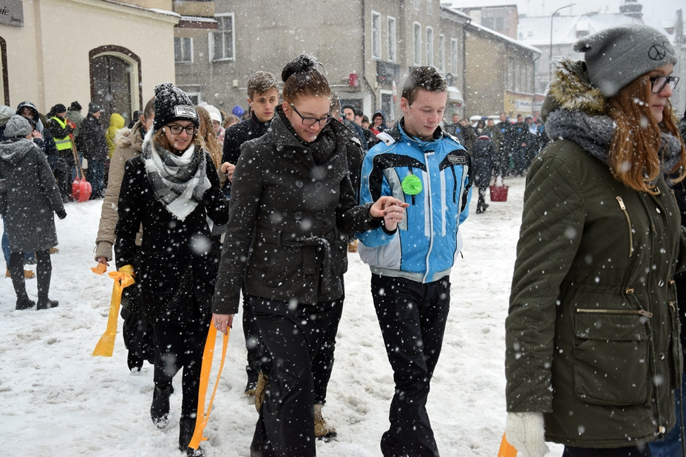Tradycyjny polonez maturzystów z powiatu kartuskiego w śnieżnej zawiei