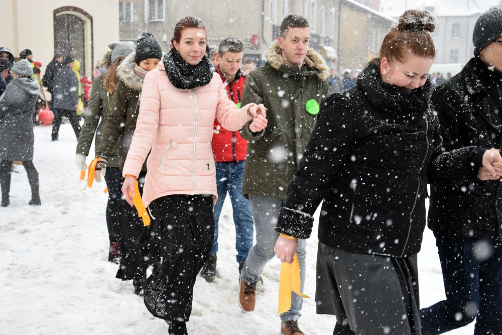 Tradycyjny polonez maturzystów z powiatu kartuskiego w śnieżnej zawiei