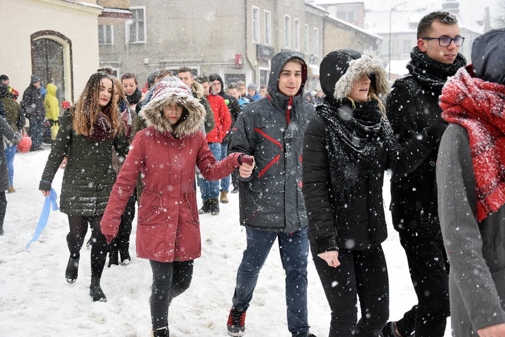 Tradycyjny polonez maturzystów z powiatu kartuskiego w śnieżnej zawiei