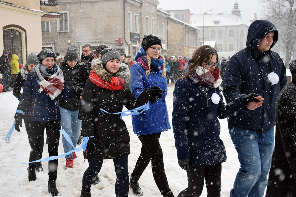 Tradycyjny polonez maturzystów z powiatu kartuskiego w śnieżnej zawiei
