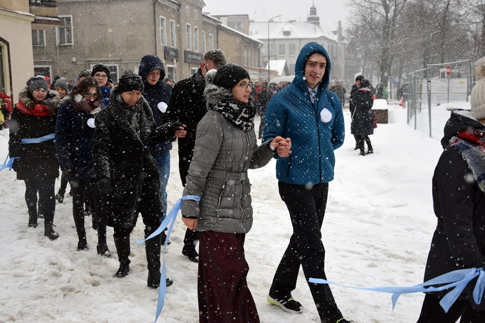 Tradycyjny polonez maturzystów z powiatu kartuskiego w śnieżnej zawiei
