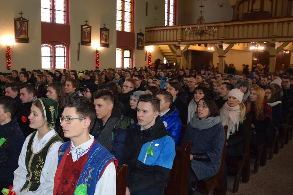 Tradycyjny polonez maturzystów z powiatu kartuskiego w śnieżnej zawiei
