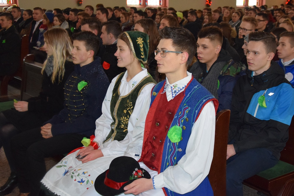 Tradycyjny polonez maturzystów z powiatu kartuskiego w śnieżnej zawiei