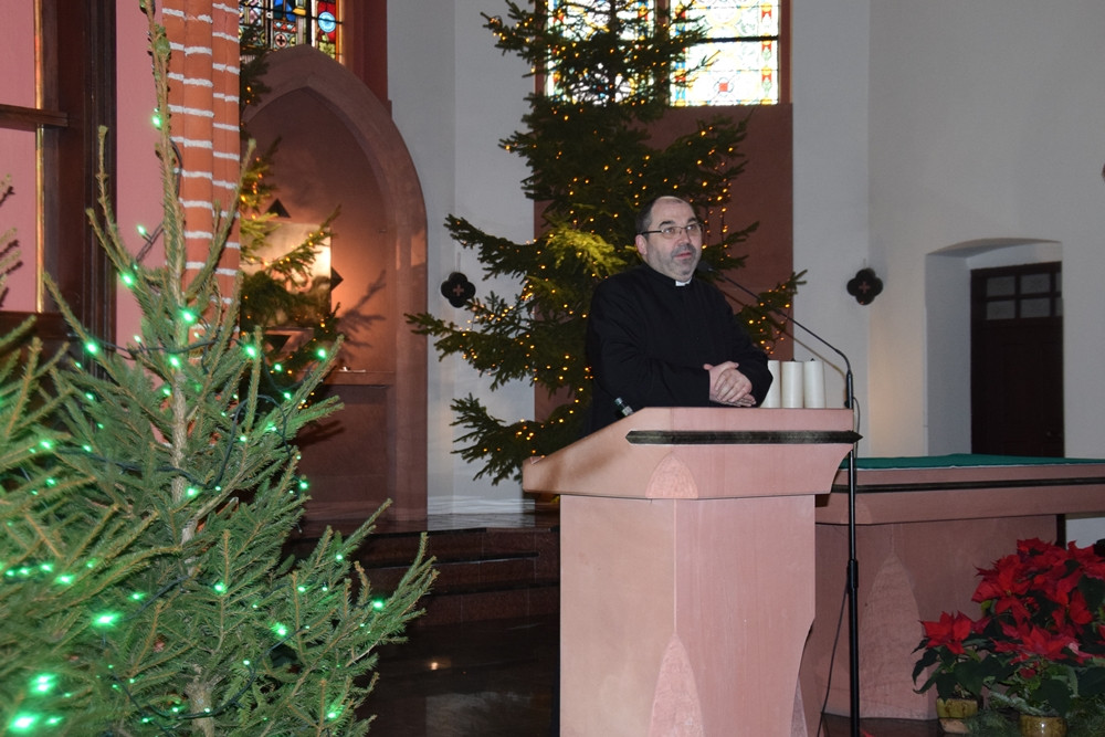 Tradycyjny polonez maturzystów z powiatu kartuskiego w śnieżnej zawiei