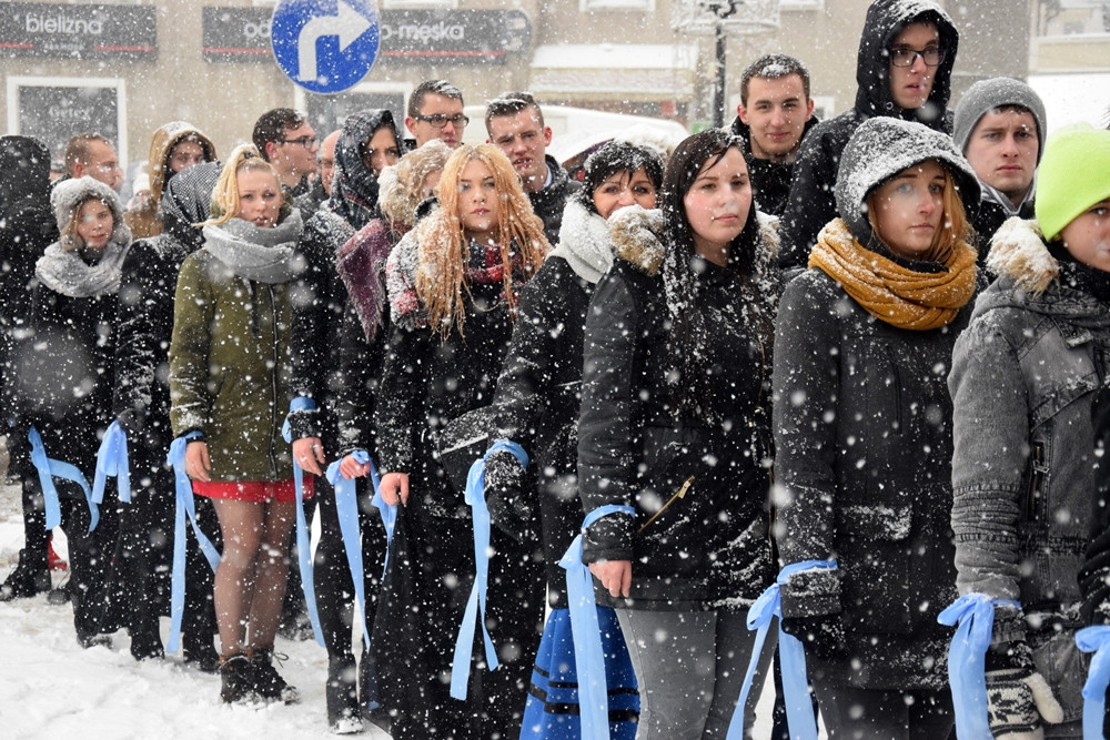 Tradycyjny polonez maturzystów z powiatu kartuskiego w śnieżnej zawiei