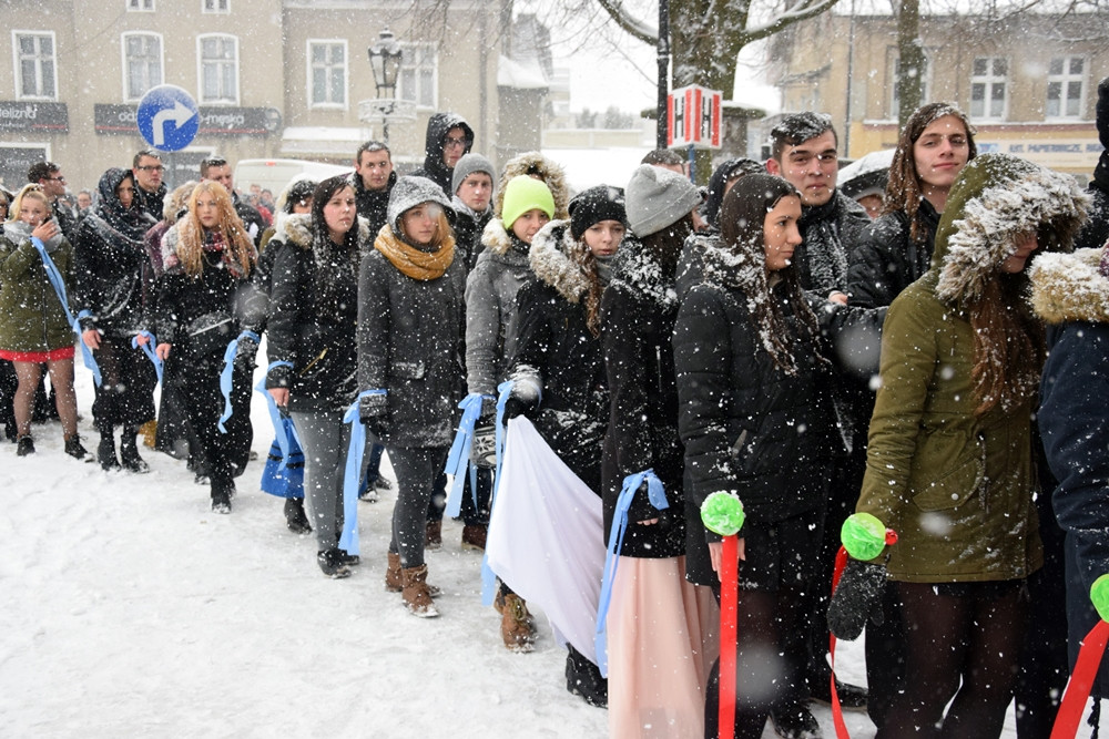 Tradycyjny polonez maturzystów z powiatu kartuskiego w śnieżnej zawiei