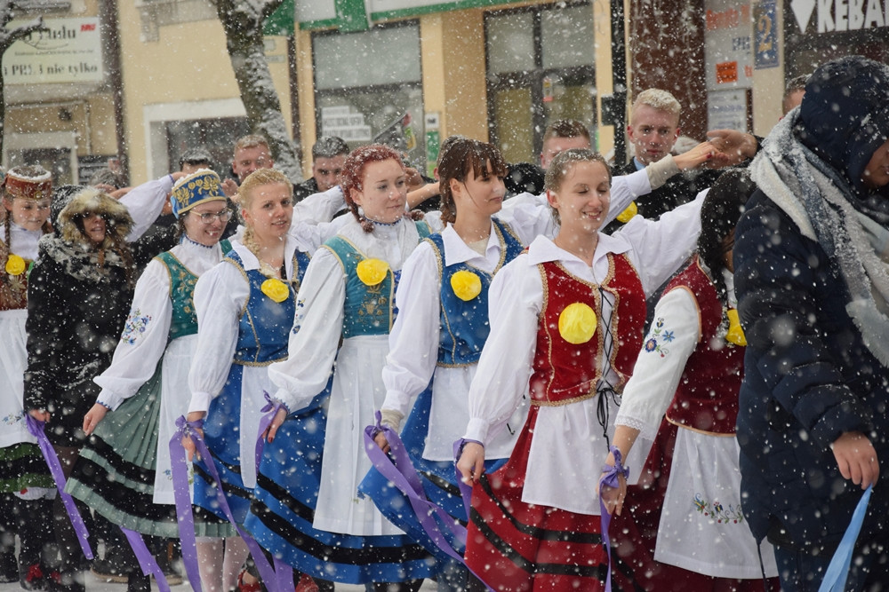 Tradycyjny polonez maturzystów z powiatu kartuskiego w śnieżnej zawiei