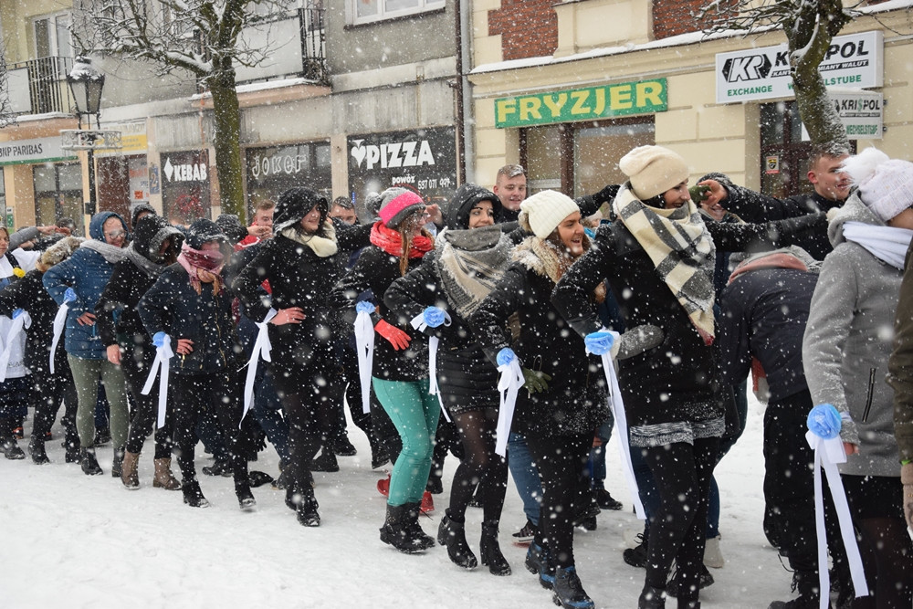 Tradycyjny polonez maturzystów z powiatu kartuskiego w śnieżnej zawiei