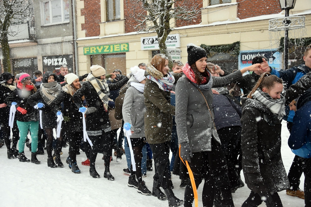 Tradycyjny polonez maturzystów z powiatu kartuskiego w śnieżnej zawiei