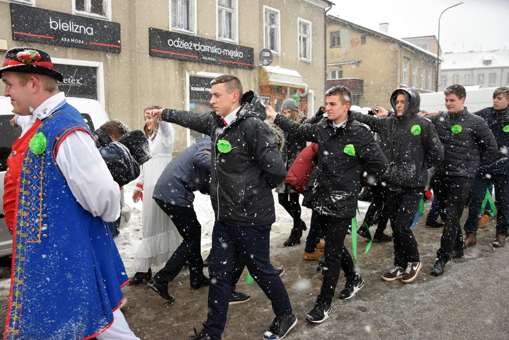 Tradycyjny polonez maturzystów z powiatu kartuskiego w śnieżnej zawiei