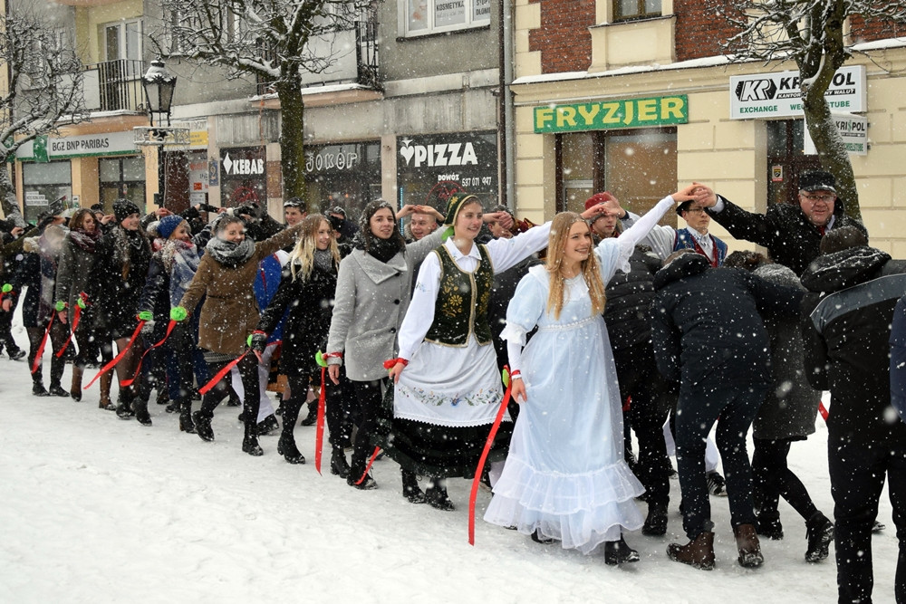 Tradycyjny polonez maturzystów z powiatu kartuskiego w śnieżnej zawiei