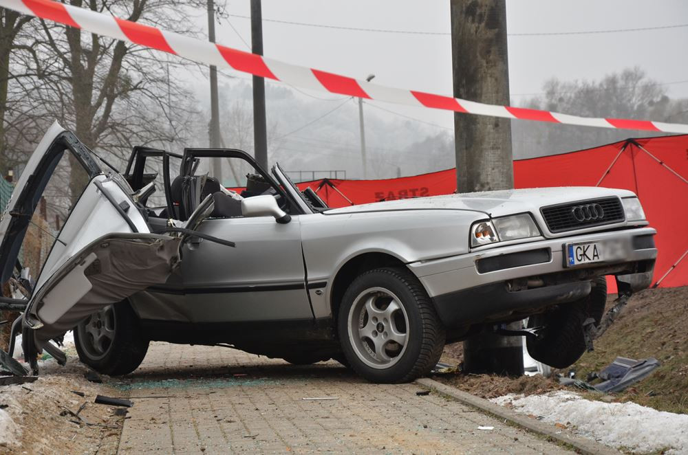 Lniska. Audi uderzyło w słup, nie żyje 29-latek