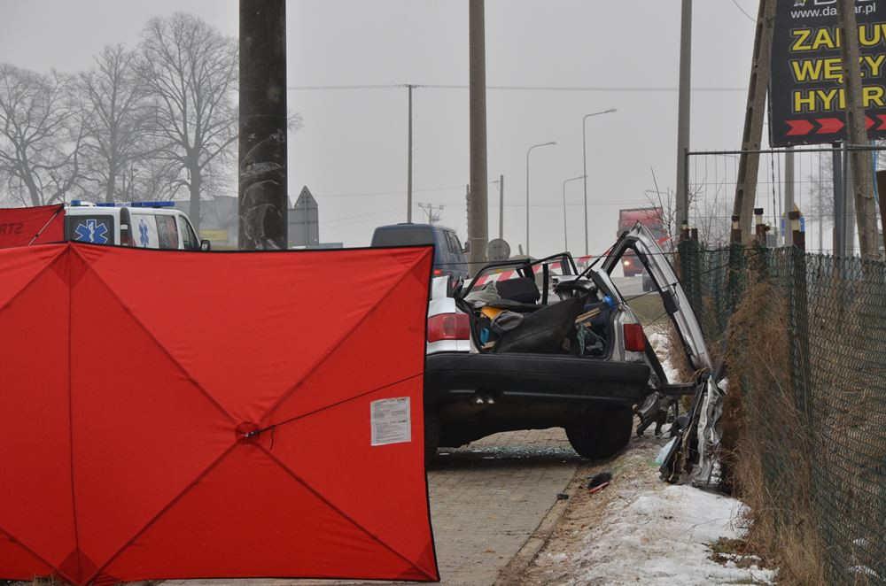 Lniska. Audi uderzyło w słup, nie żyje 29-latek