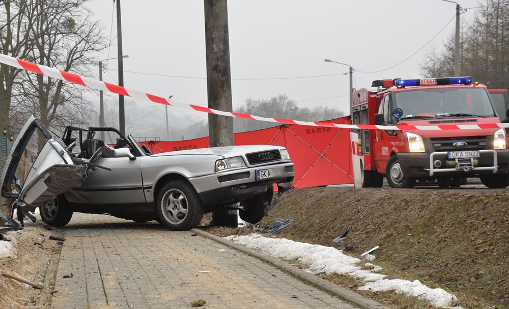 Lniska. Audi uderzyło w słup, nie żyje 29-latek